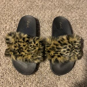Qupid Faux Fur Cheetah Slides Size 7